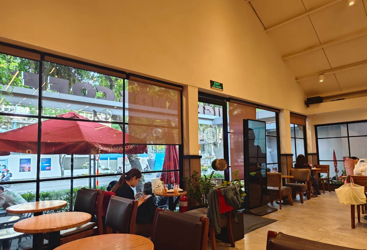 Lắp rèm cửa cho quán Cà Phê Highlands Coffee Quận 1, TPHCM