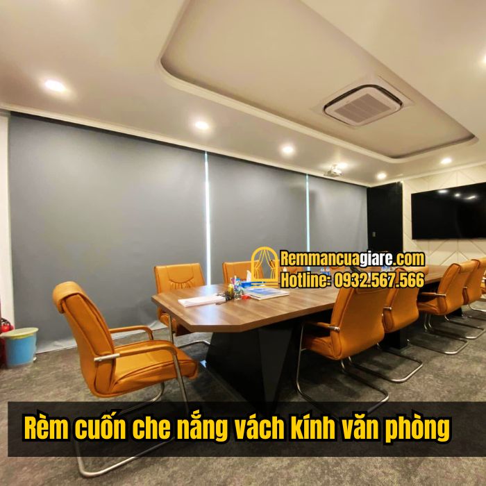 Hình ảnh lắp đặt rèm cuốn văn phòng chống nắng vách kính - Mẫu 2