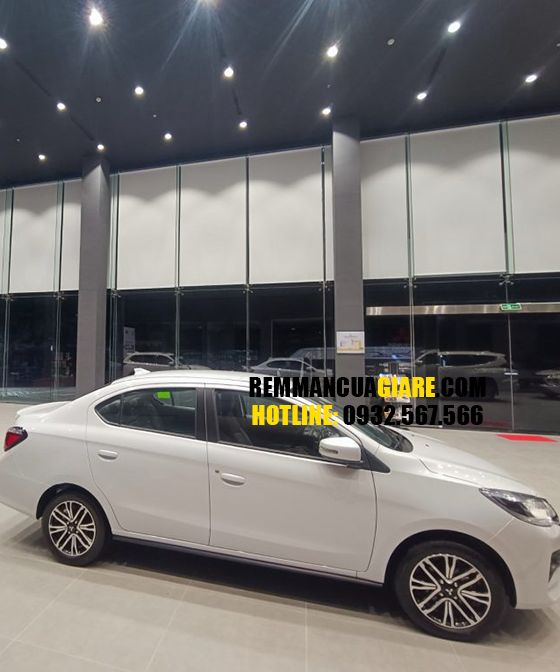 Rèm cuốn chống nắng Showroom ô tô màu trắng trơn vách kính mặt tiền 